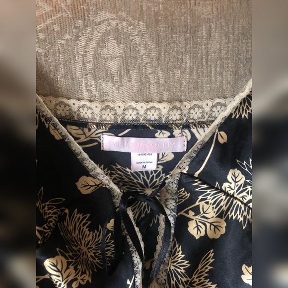 Silky Victoria Secret tie open slip, such a flattering piece put on. Enjoy <3 - Picture 2 of 2